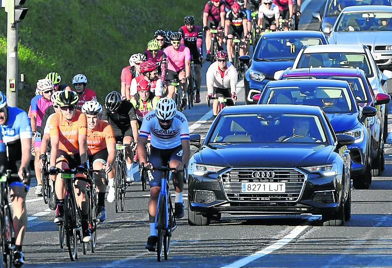 Salida. Jaime Lafita corta la cinta en presencia de Raúl Mena, presidente de la Fed. vasca; la concejal Itxaso Erroteta; Philippe Govaert, y Carlos Sergio, director de Deportes foral.