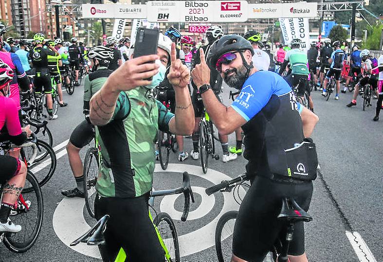 Salida. Jaime Lafita corta la cinta en presencia de Raúl Mena, presidente de la Fed. vasca; la concejal Itxaso Erroteta; Philippe Govaert, y Carlos Sergio, director de Deportes foral.