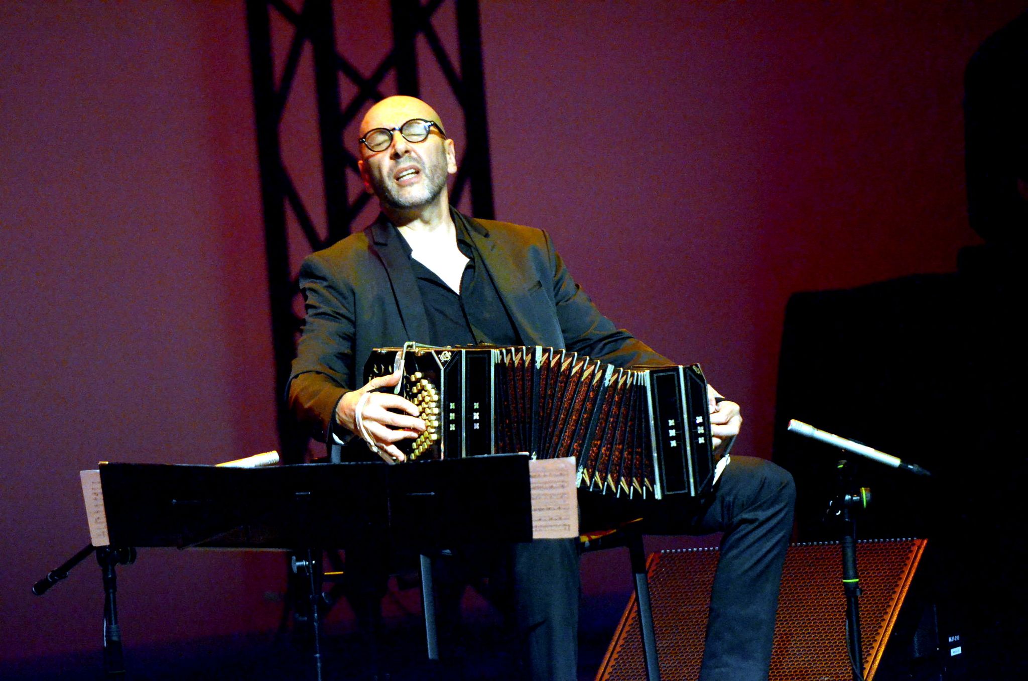 El líder Fabián Carbone, clavado a Michael Nyman. 