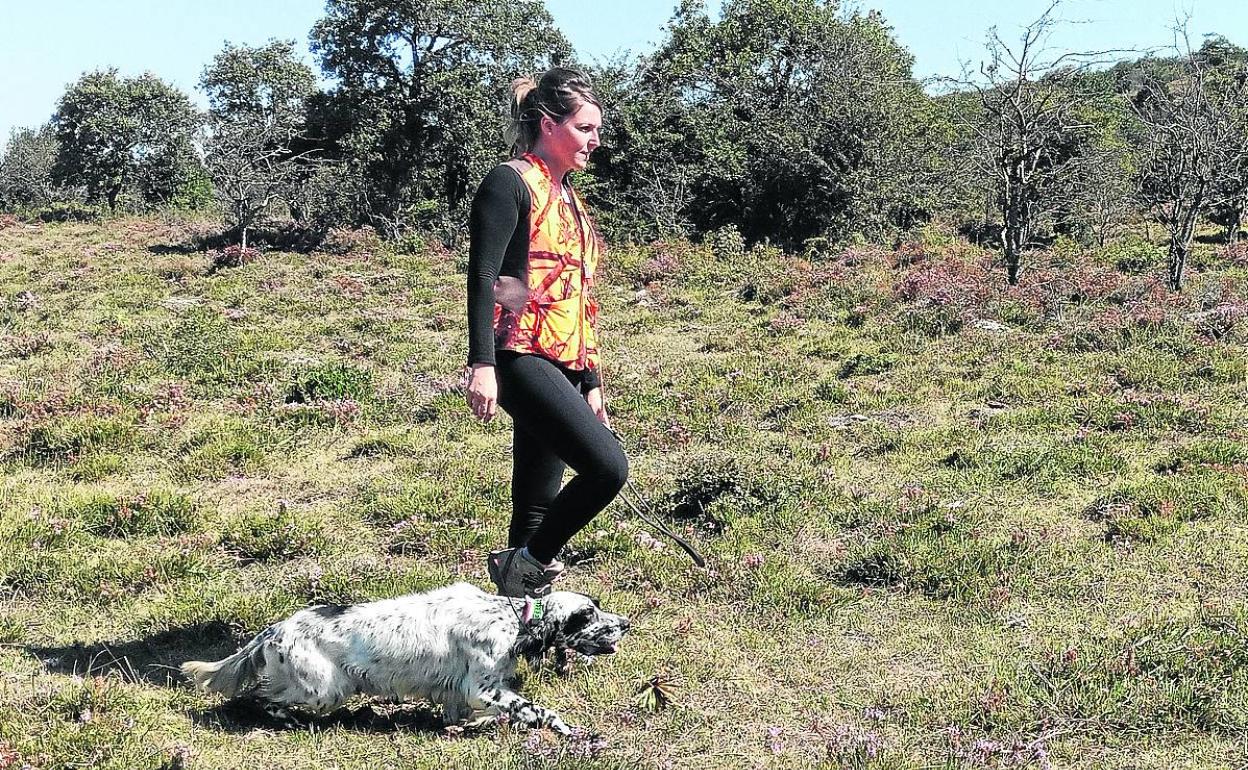 Una joven y su perro, en una jornada de 'rastreo' (caza sin muerte) en el coto Pico Marinda de Kuartango. 
