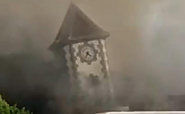 El volcán Cumbre Vieja es visto desde Los Llanos de Aridane.