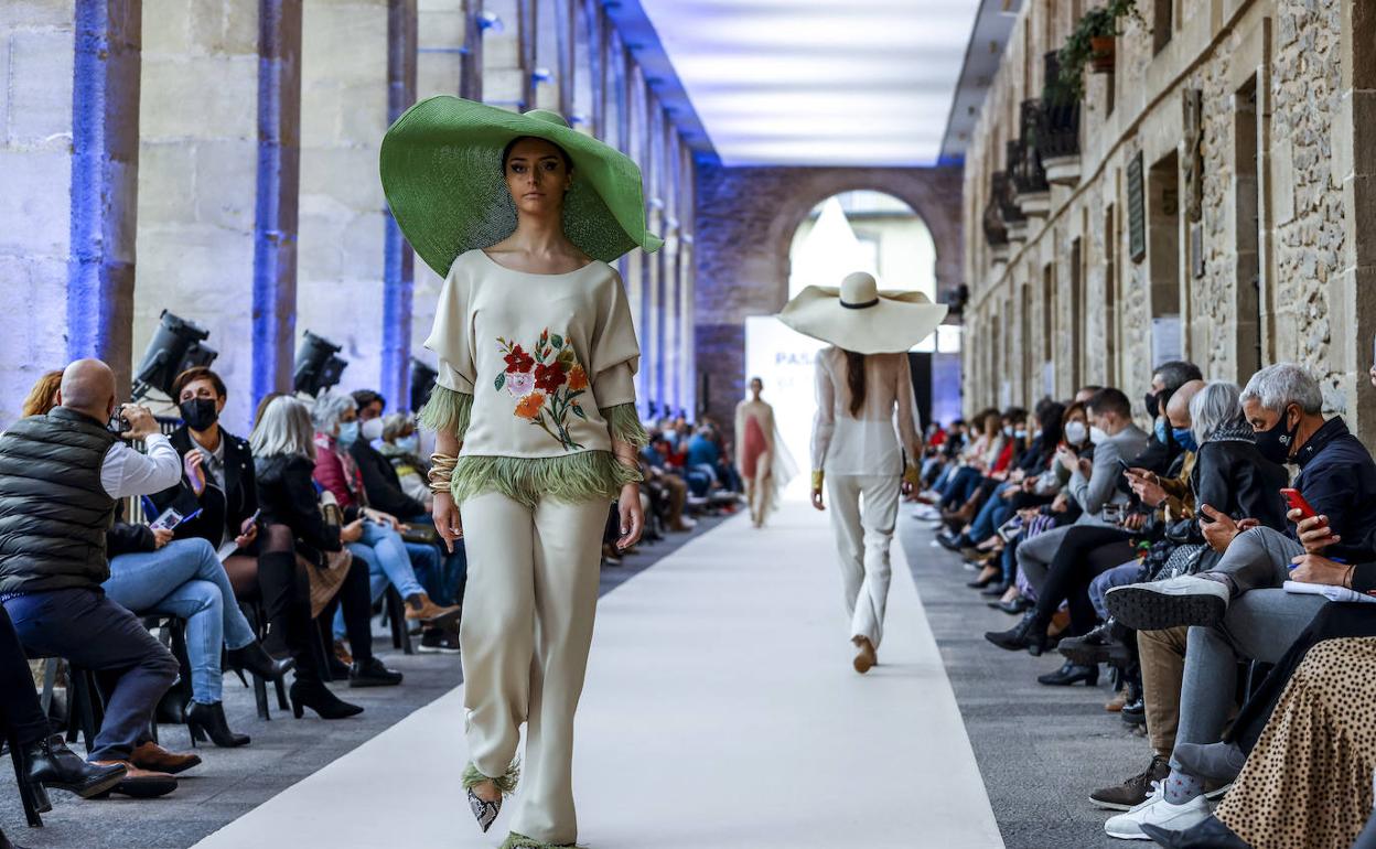 La pasarela primavera-verano de Gasteiz On, en los arquillos.