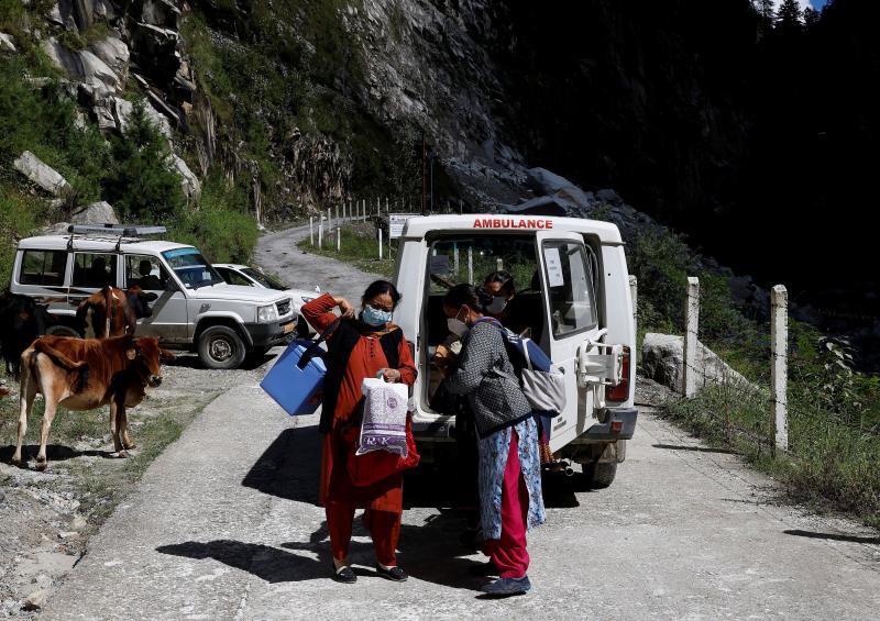 La vacuna contra el Covid también ha llegado a los pueblos más remotos de las montañas del Himalaya. Para ello, los sanitarios tienen que caminar horas con los botiquines a cuesta e, incluso, escalar en algunos tramos. Aquí, un grupo se dirige a la aldea Maldana, en el estado de Himachal Pradesh. 