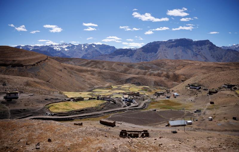 Vista aérea de la aldea de Komic, que además de alejada, tiene un acceso a través de las montañas complicado.