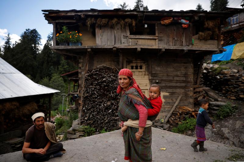 Fotos: La odisea de los sanitarios para vacunar contra el Covid en el Himalaya