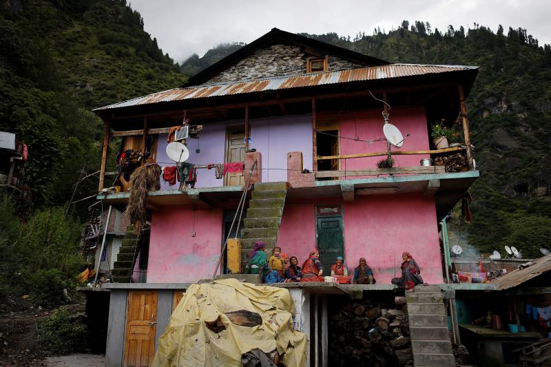 Mujeres sentadas fuera de una casa en la aldea de Malana. 