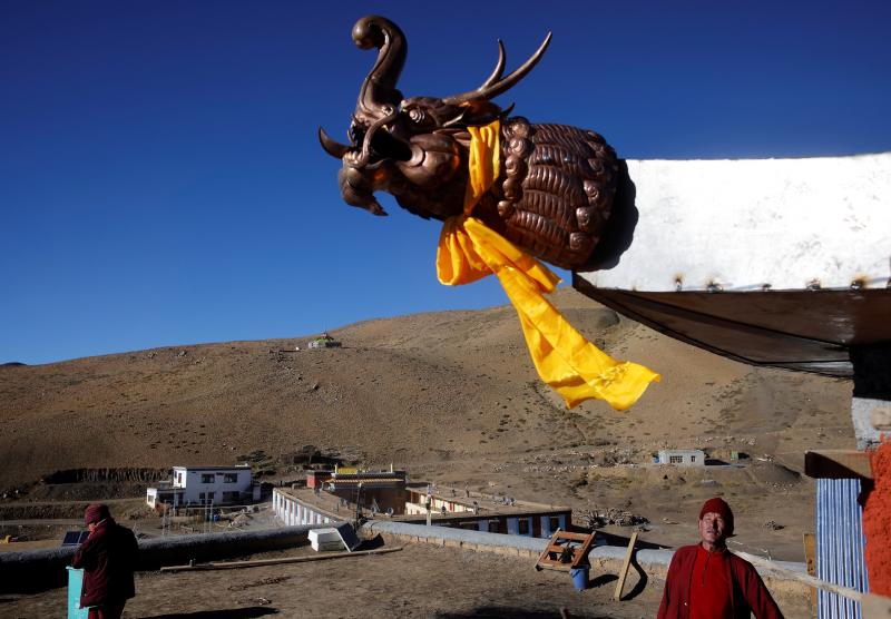 Monjes budistas se encuentran en lo alto de un monasterio en la aldea de Komic en el distrito de Lahaul y Spiti, que también han sido vacunados.