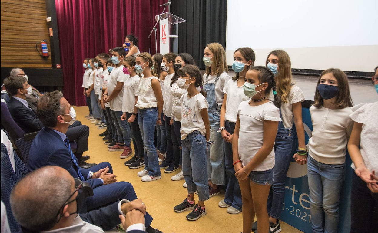 Un grupo de estudiantes canta 'Txoria txori' durante la inauguración del curso escolar de Kristau Eskola en Jesuitak Indautxu. 