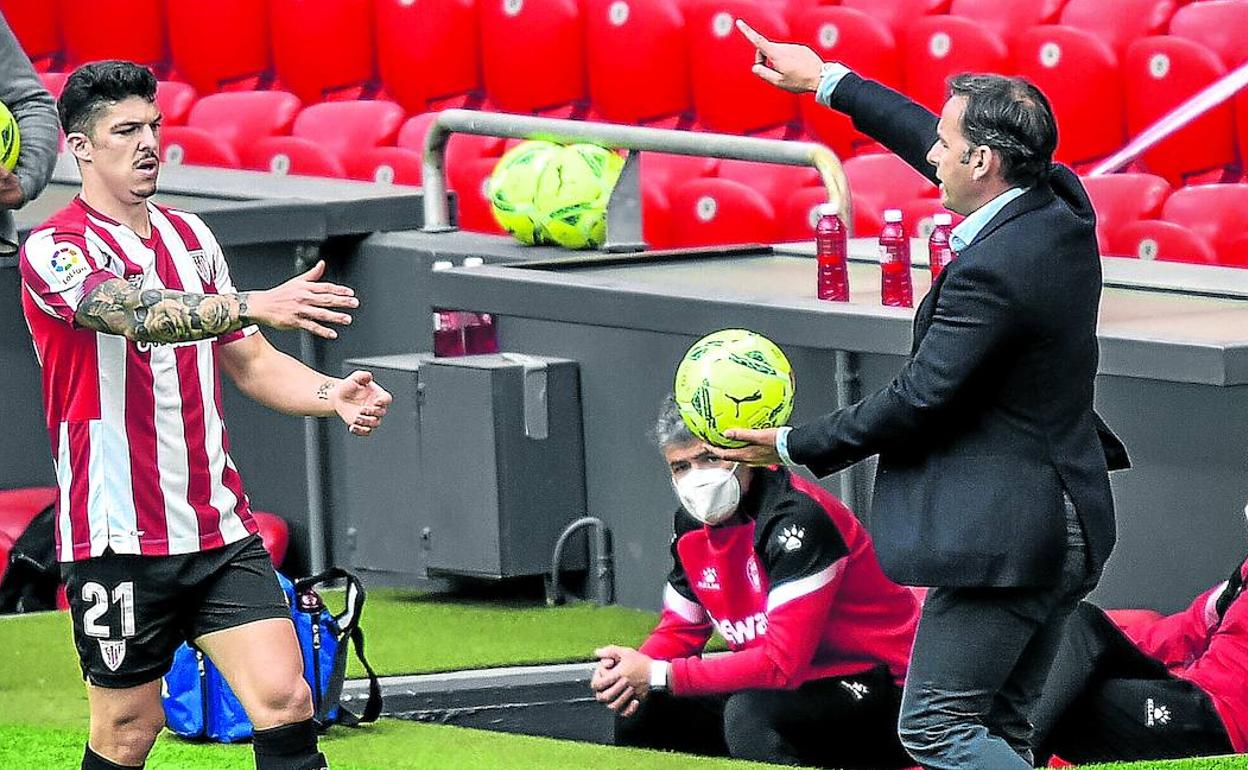 Calleja entrega el balón a Ander Capa en el partido del curso pasado en San Mamés, su primero como técnico albiazul. 