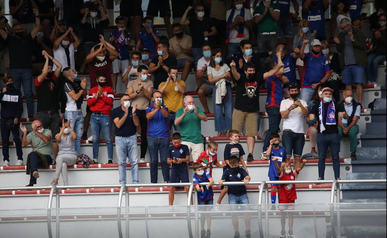 Aficionados del Amorebieta, durante el derbi del pasado sábado ante el Eibar. 