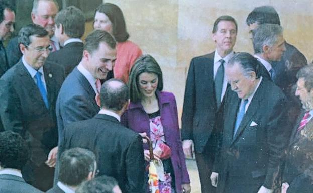 Azkuna con don Felipe y doña Letizia, que llevan sus respectivos accesorios de Marta Larrañaga