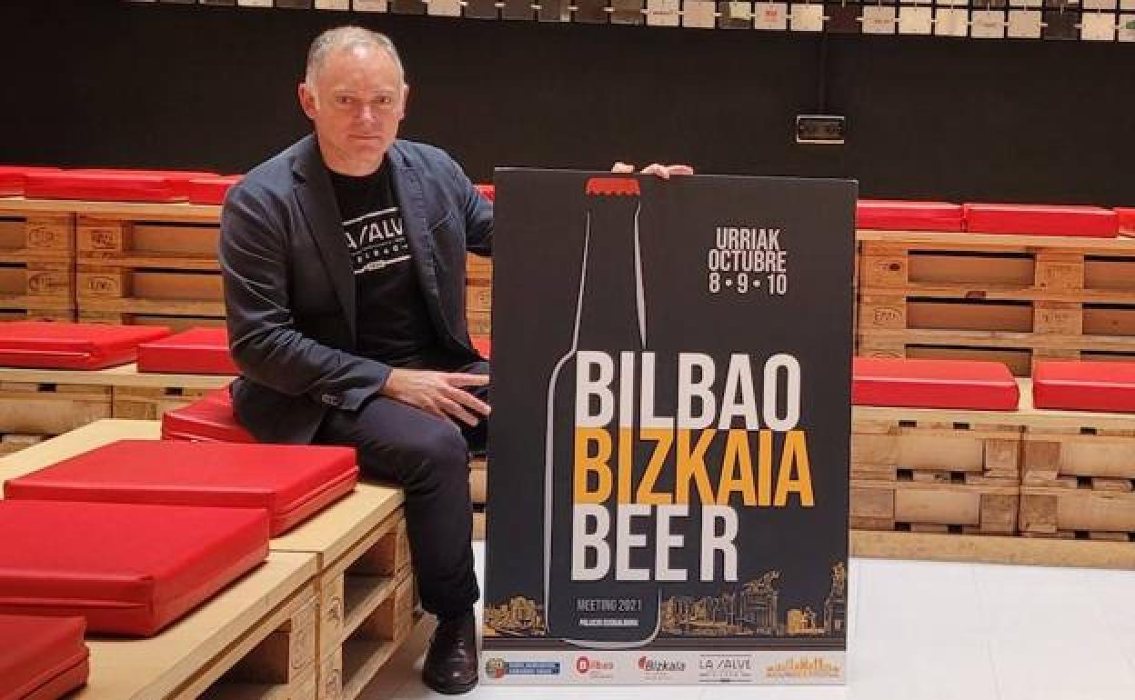 El director de LA SALVE, Eduardo Saiz, posa con el cartel del festival.