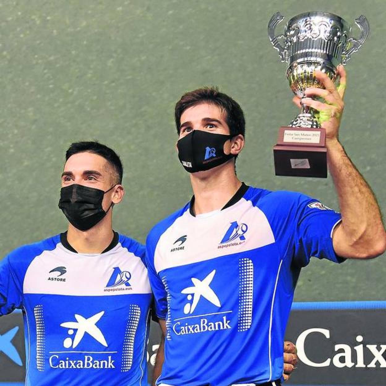 Víctor y Zabaleta sonríen en el podio tras superar a sus oponentes. 