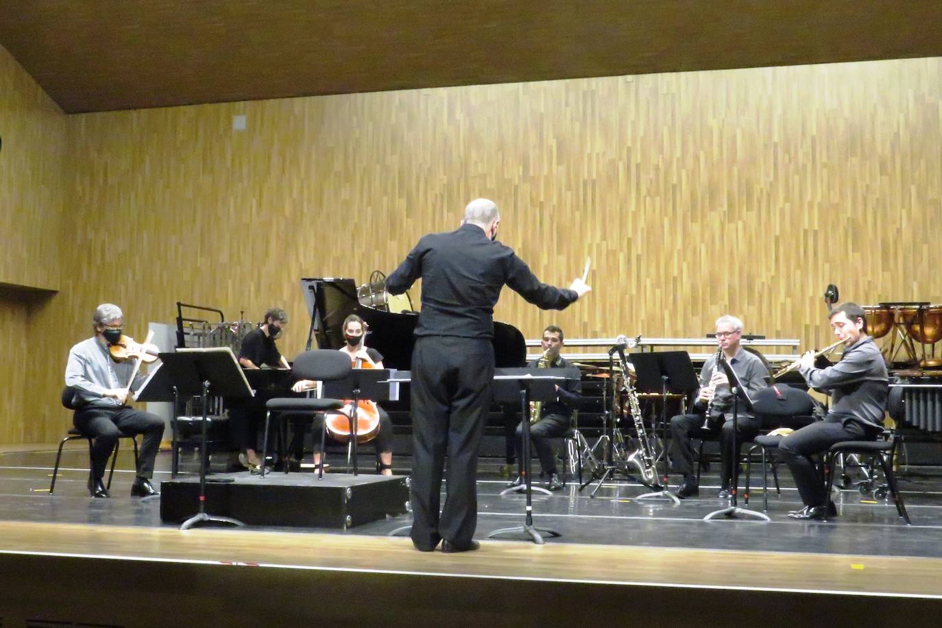 Cazzaniga dirigiendo la tercera, 'Forest'. 