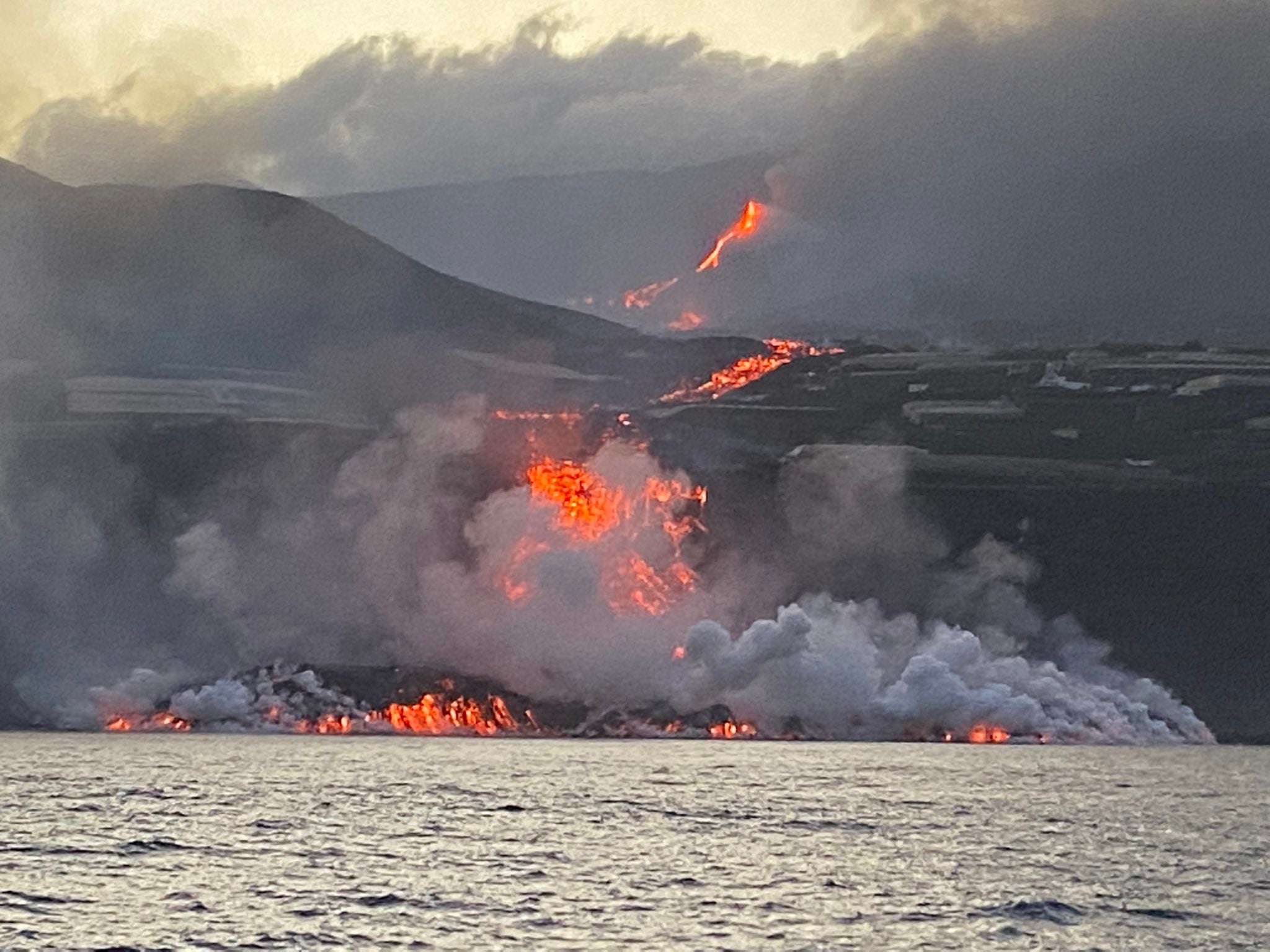 Fotos: La lava del volcán de La Palma llega al mar