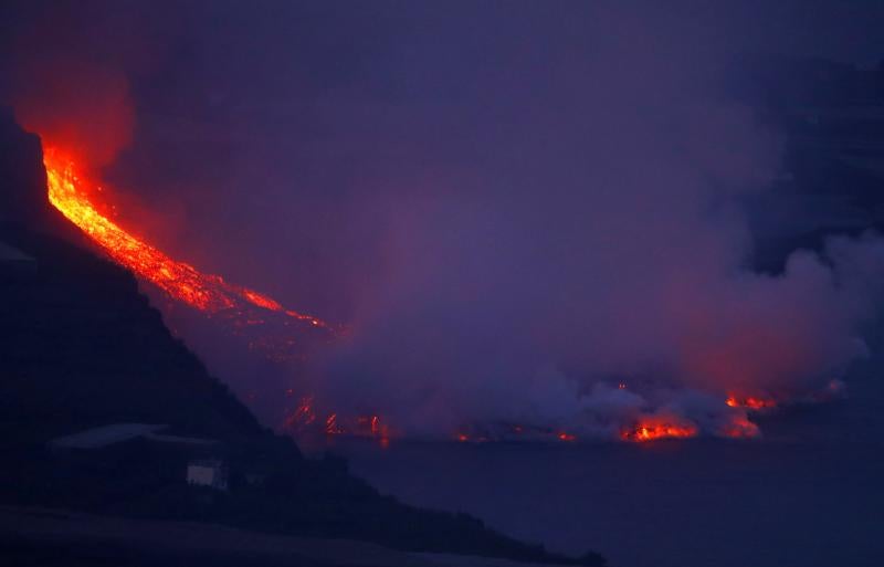 Fotos: La lava del volcán de La Palma llega al mar