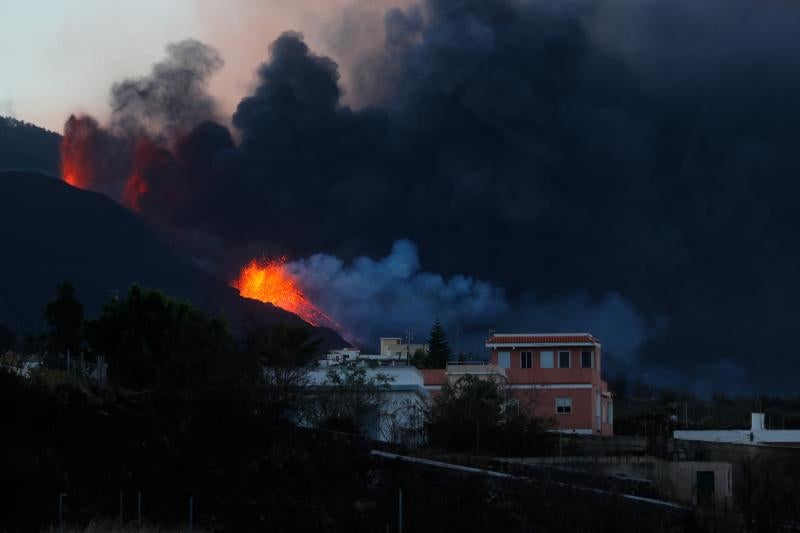 Fotos: La lava del volcán de La Palma llega al mar
