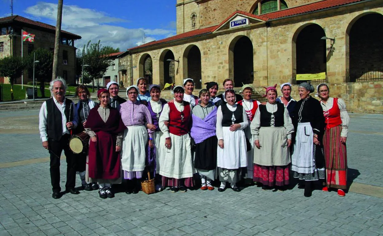Integrantes del grupo de danzas de Iurreta en una de las fotografías que ha recopilado Joseba Agirre en su libro. 