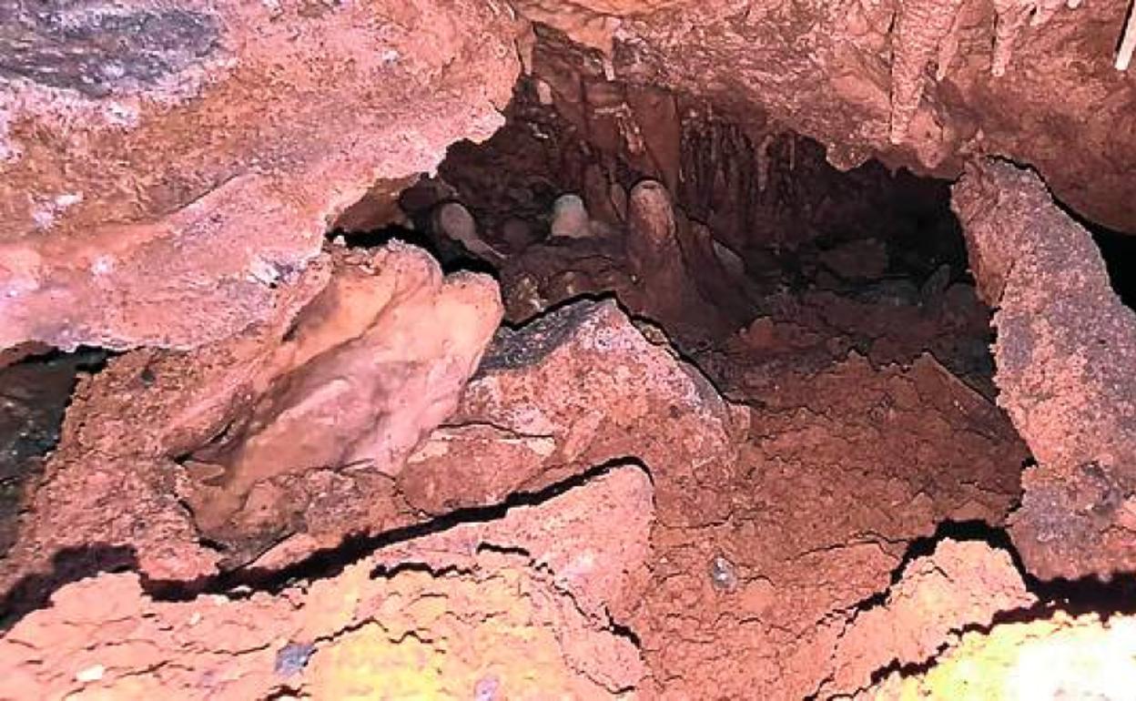 La cueva descubierta cuenta con algunas estalactitas. 