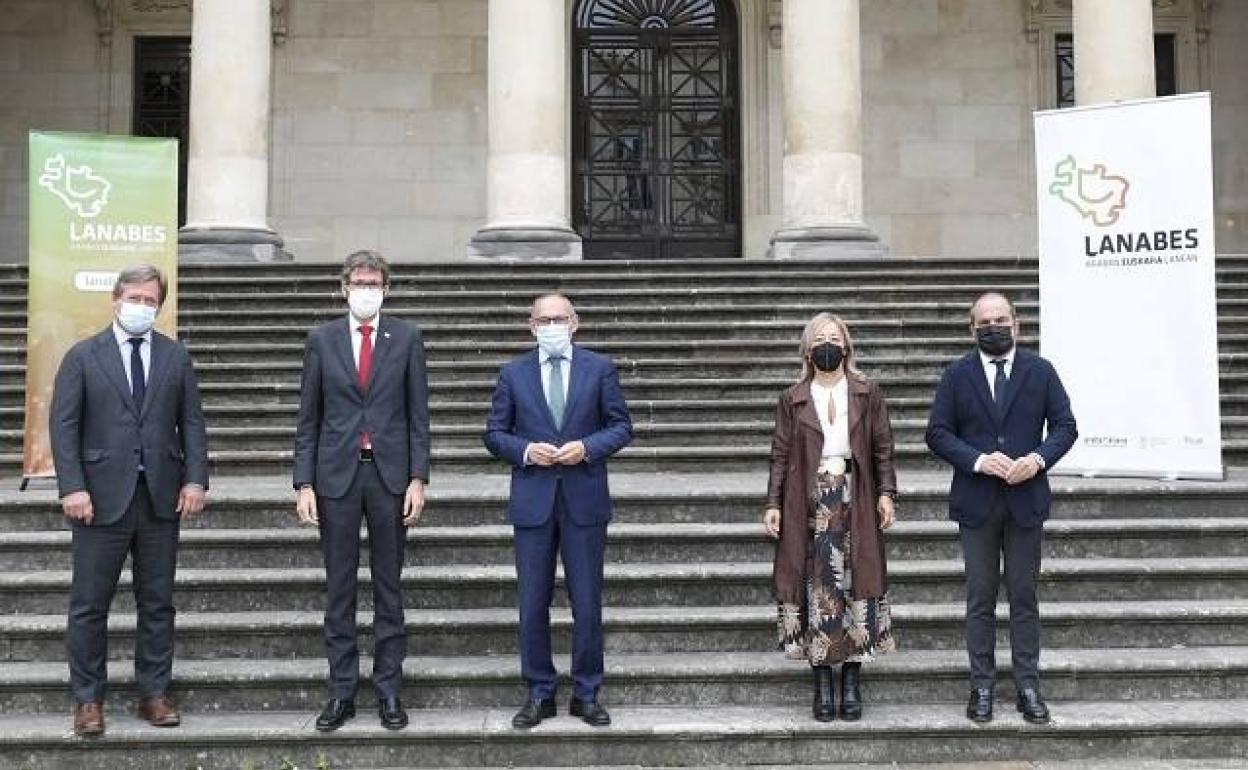 El consejero Bingen Zupiria, el alcalde Gorka Urtaran, el diputado general Ramiro González, la teniente de diputado general Pilar García de Salazar y el presidente de la patronal SEA Pascal Gómez, tras la presentación de la nueva fase del programa Lanabes.