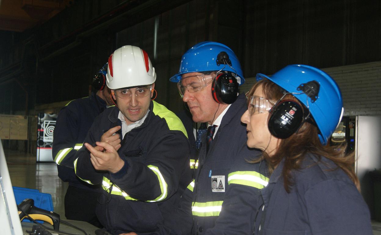 El diputado general , Ramiro González, en una visita a Tubacex junto con la teniente de diputado general, Pilar García de Salazar.