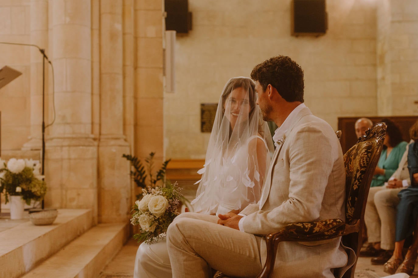 Fotos: La boda de ensueño en una isla francesa de Alazne, la modelo bilbaína del vestido sirena