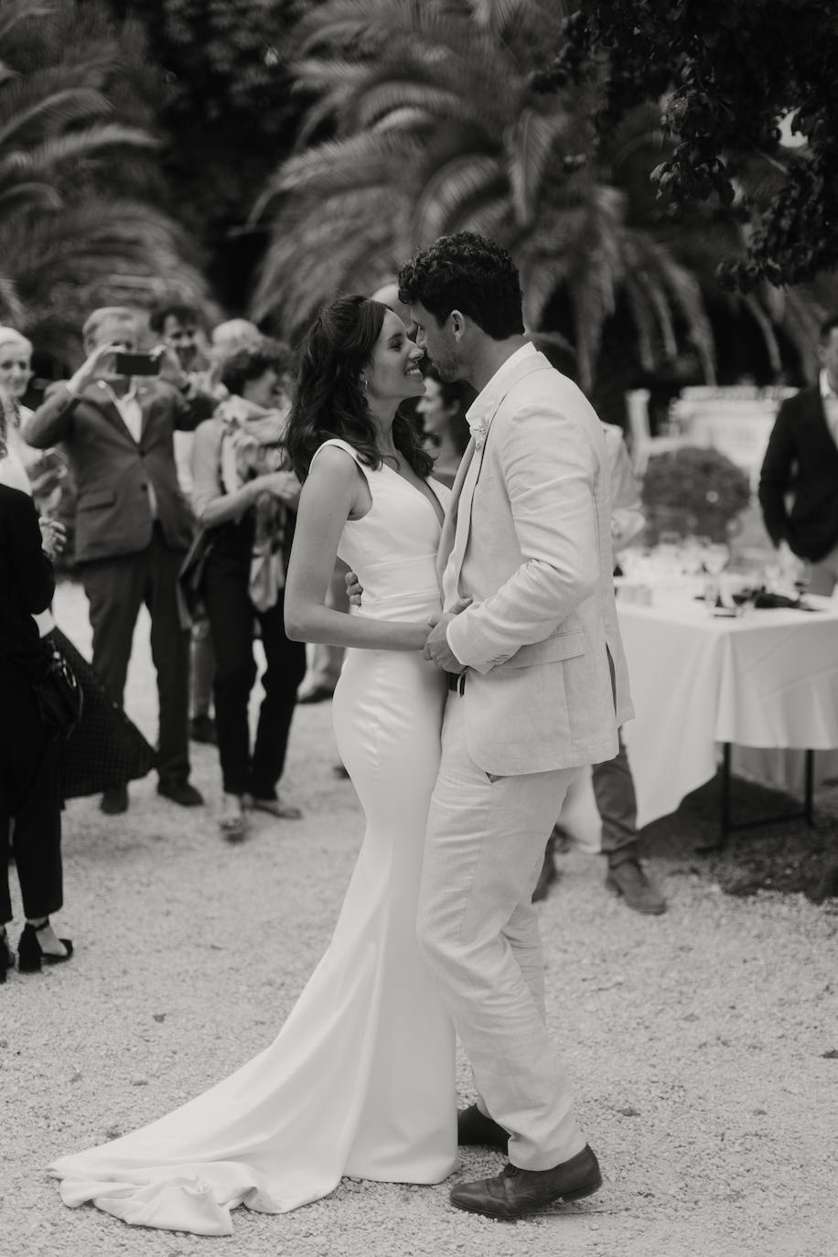 Fotos: La boda de ensueño en una isla francesa de Alazne, la modelo bilbaína del vestido sirena