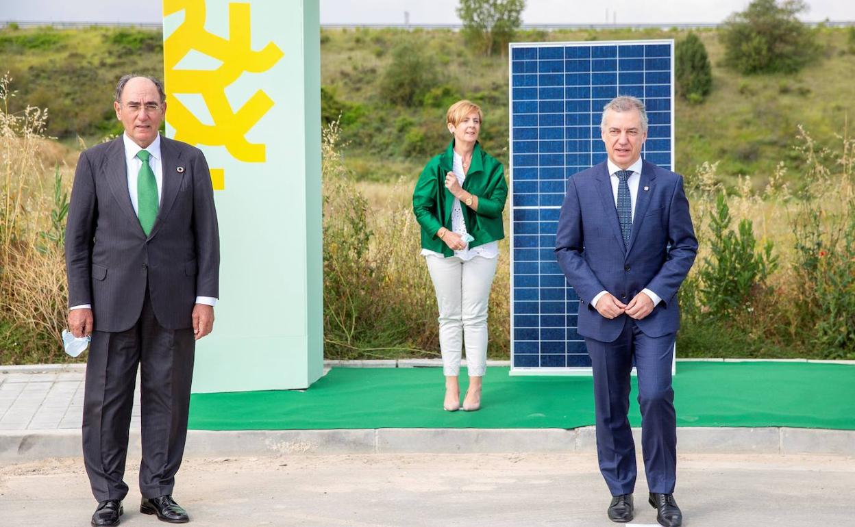 El lehendakari, Iñigo Urkullu, la cosejera de Desarrollo Económico e Infraestructuras, Arantxa Tapia, y el presidente de Iberdrola, Ignacio Sánchez Galán en la presentación en Álava de la que será la mayor planta de energía solar de Euskadi con una capacidad de 100 Mw.