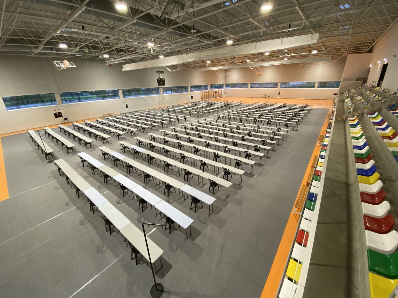 El centro cívico Ibaiondo, preparado para recibir a los aspirantes.