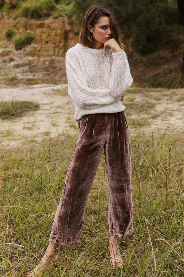 Pantalón de corte recto Millet de terciopelo en color nuez. Disponible en la tienda bilbaína Triana By C, situada en la calle Rodríguez Arias, número 39. Cuesta 229 euros. 