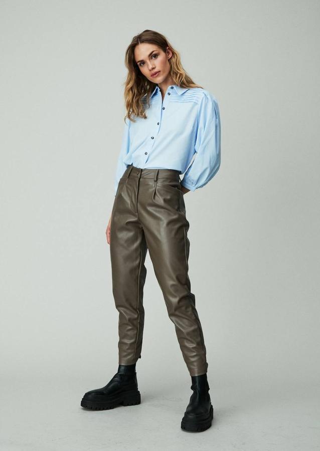 Pantalón efecto piel en color visón de la tienda bilbaína Elei Urban, situada en la calle Colón de Larreátegui, número 23. Cuesta 49,95 euros. 