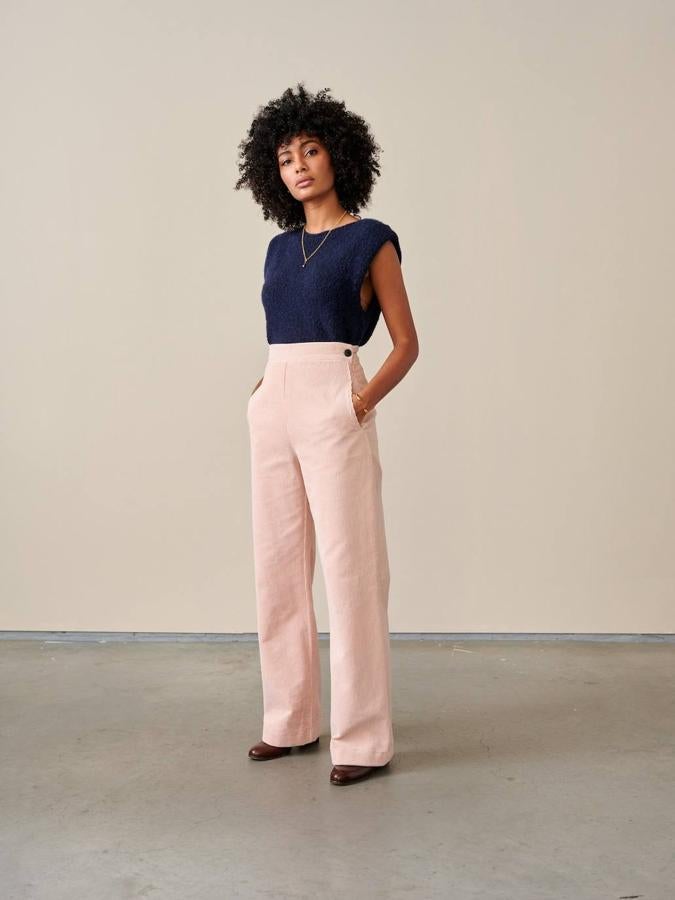 Pantalones de pana rosa palo de tiro alto y pierna acampanada de la tienda N32, situada en la calle Ledesma número 32 y Doctor Achúcarro, número 4. Cuestan 159 euros.