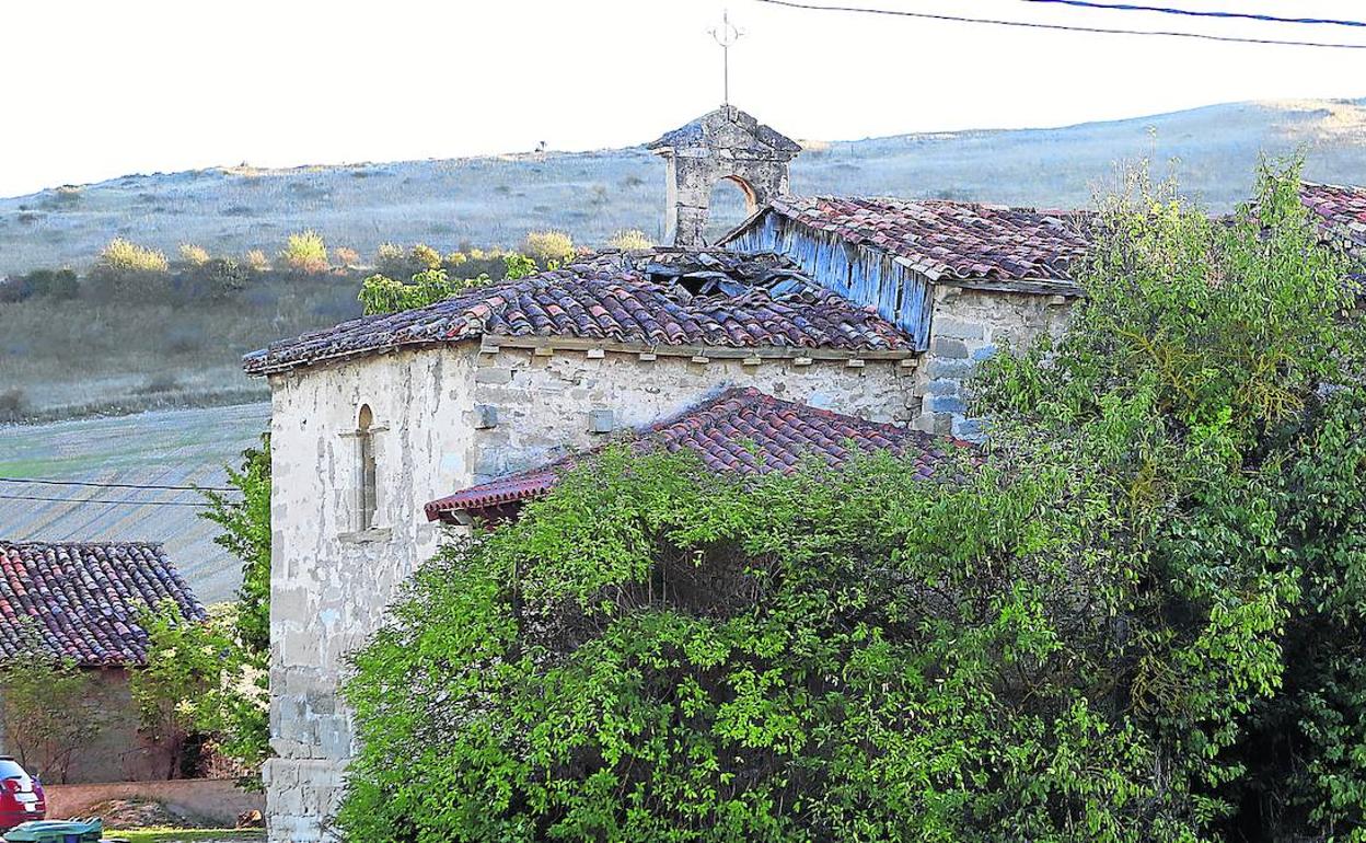 El templo está rodeado de vegetación que hace que apenas sea visible su estructura. 