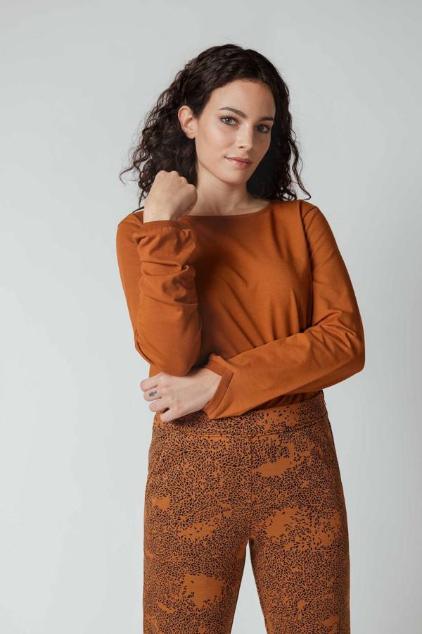 Pantalones naranjas con estampado de la firma vizcaína SKFK. Disponibles en su tienda de la calle VIktor, número 5. Cuestan 95 euros.