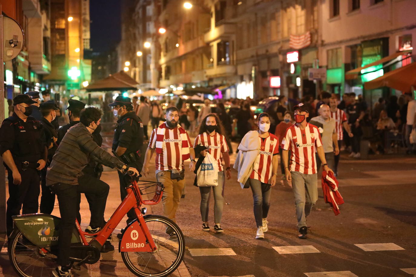 Fotos: Nueva noche de aglomeraciones y botellones en Pozas