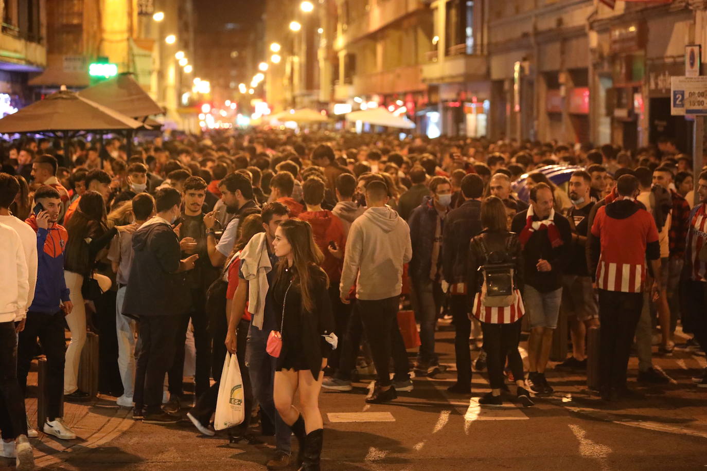 Fotos: Nueva noche de aglomeraciones y botellones en Pozas