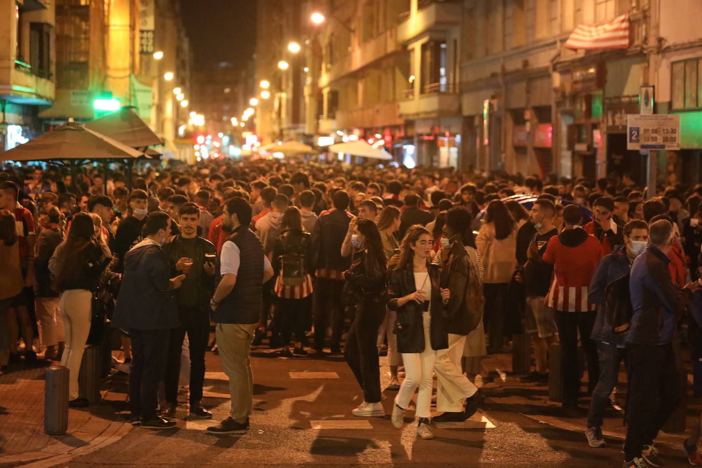 Fotos: Nueva noche de aglomeraciones y botellones en Pozas