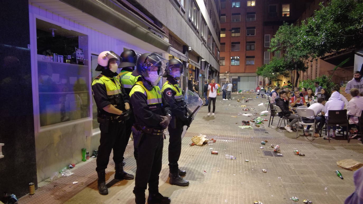 Fotos: Nueva noche de aglomeraciones y botellones en Pozas