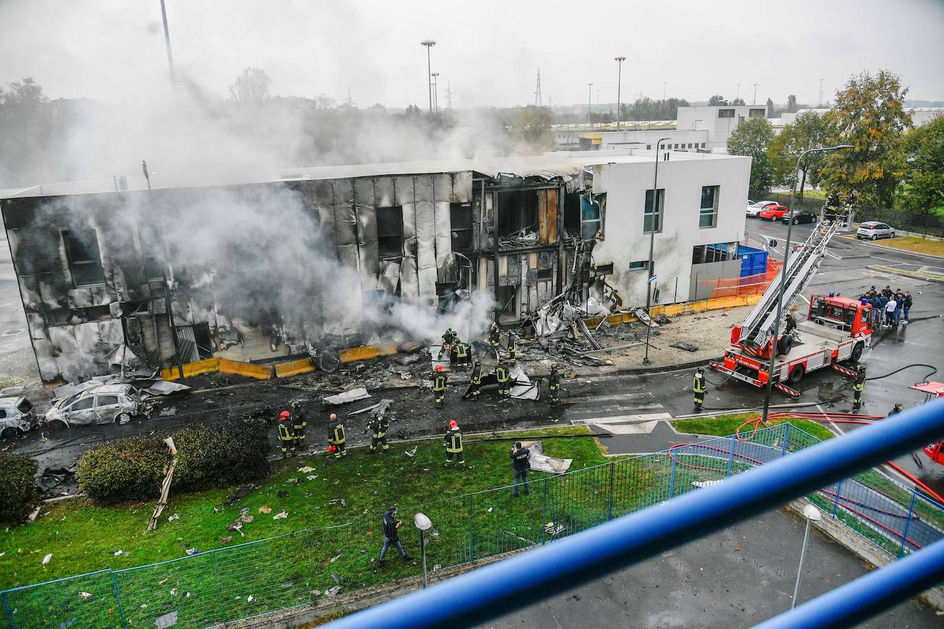 Fotos: Imágenes del accidente de una avioneta en Milán que ha costado la vida a seis personas