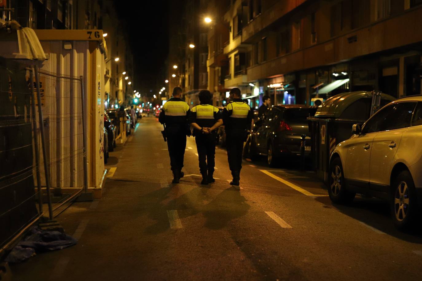 Fotos: El botellón vuelve a tomar el centro de Bilbao, un día después de que cinco personas fueran detenidas