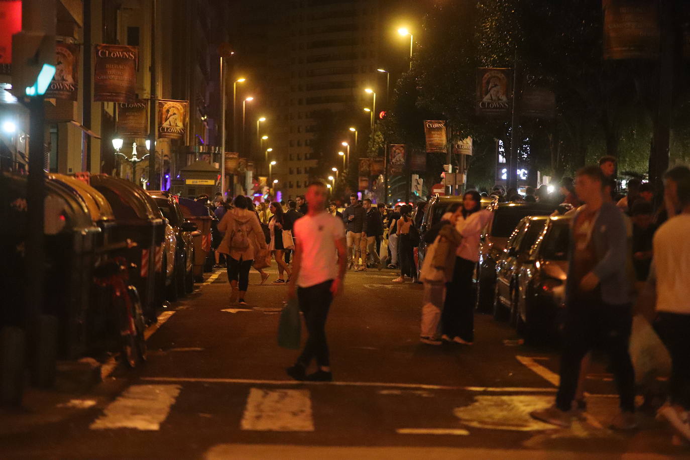 Fotos: El botellón vuelve a tomar el centro de Bilbao, un día después de que cinco personas fueran detenidas