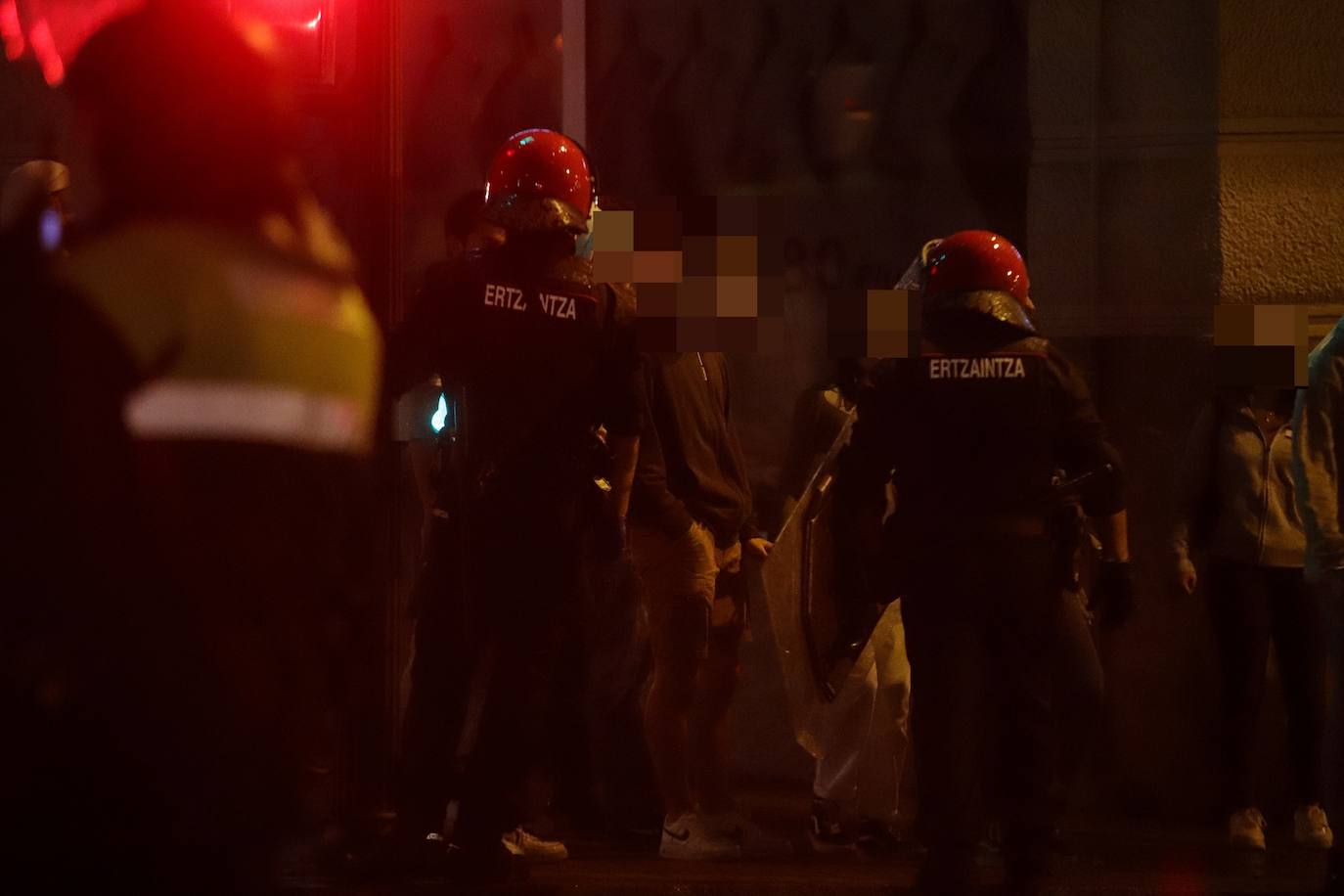 Fotos: El botellón vuelve a tomar el centro de Bilbao, un día después de que cinco personas fueran detenidas