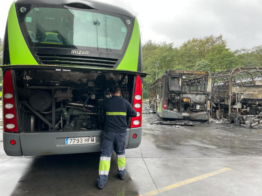 Fotos: Las imágenes de cómo ha quedado la flota de Bizkaibus calcinada