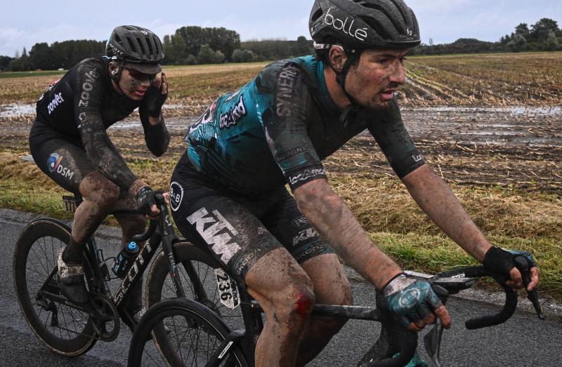 Fotos: Frío, lluvia y barro para la Roubaix más épica
