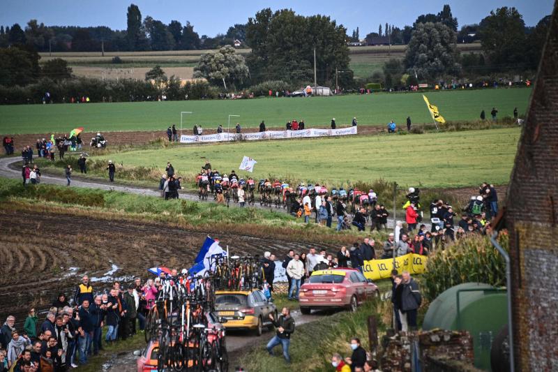 Fotos: Frío, lluvia y barro para la Roubaix más épica