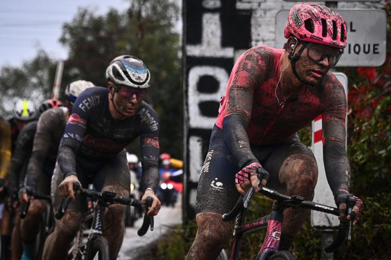 Fotos: Frío, lluvia y barro para la Roubaix más épica