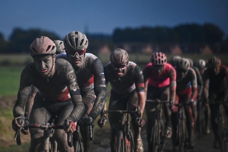 Fotos: Frío, lluvia y barro para la Roubaix más épica