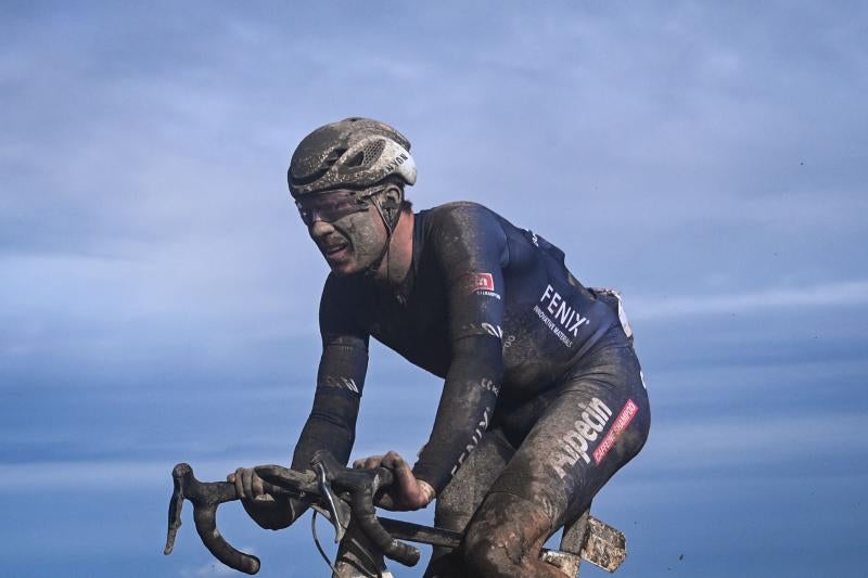 Fotos: Frío, lluvia y barro para la Roubaix más épica