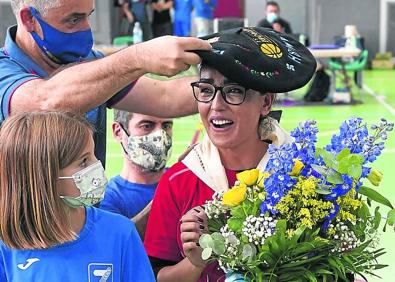 Imagen secundaria 1 - 1. Un café y unos pinchos durante uno de sus paseos por Bilbao, en compañía de Ramish. 2. Tras el partido en Amurrio, Nilofar Bayat recibió un pequeño homenaje y un ramo de flores.