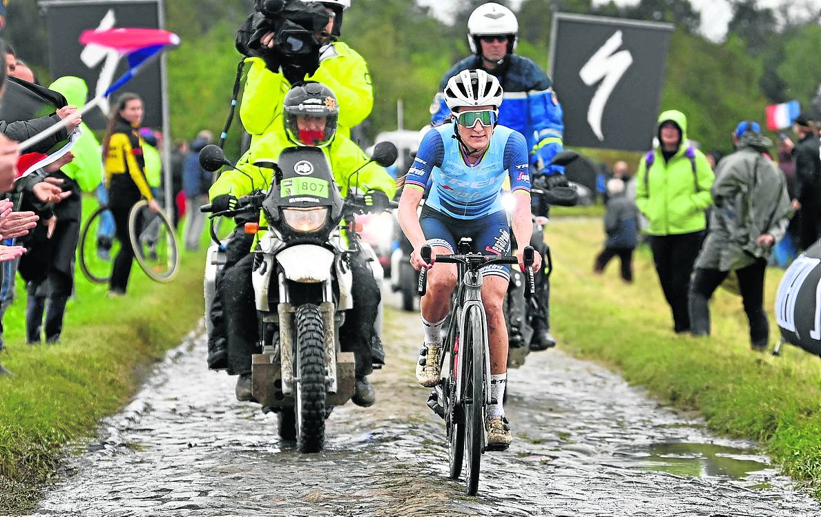 Elizabeth Deignan, en fuga sobre los adoquines camino de la meta de Roubaix.